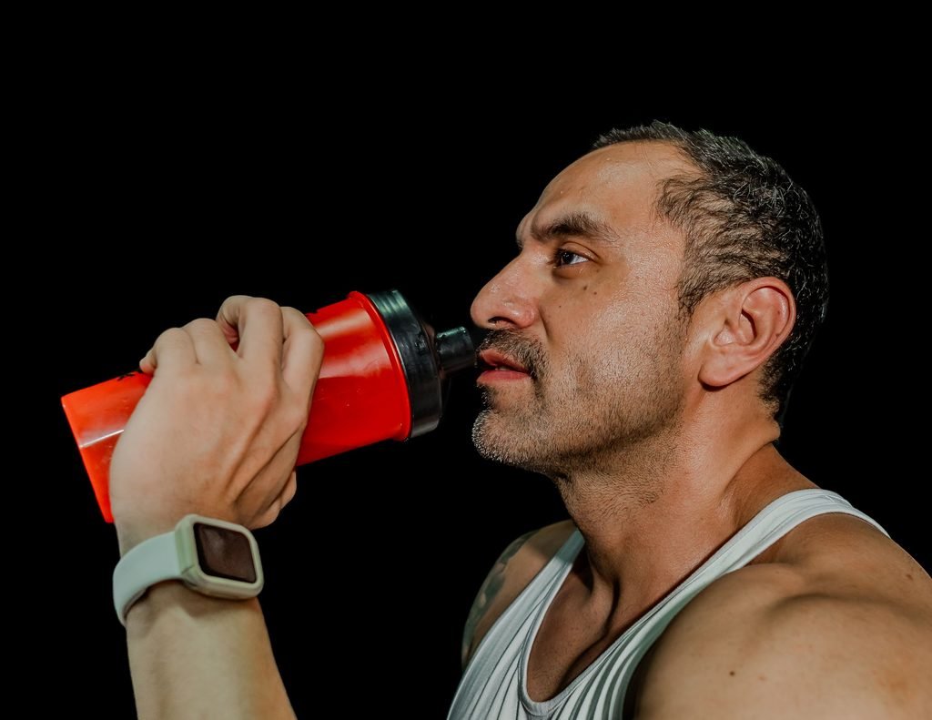 Runner using a maltodextrin drink during a race