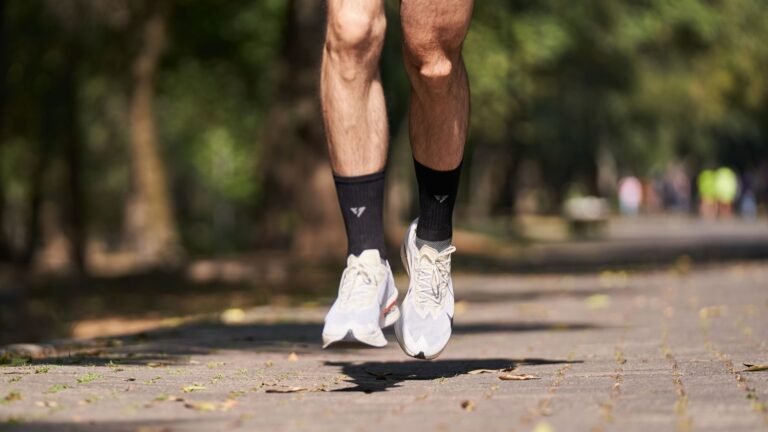 Runner feet in mid air, the load carried by the Achilles tendon in marathon runners