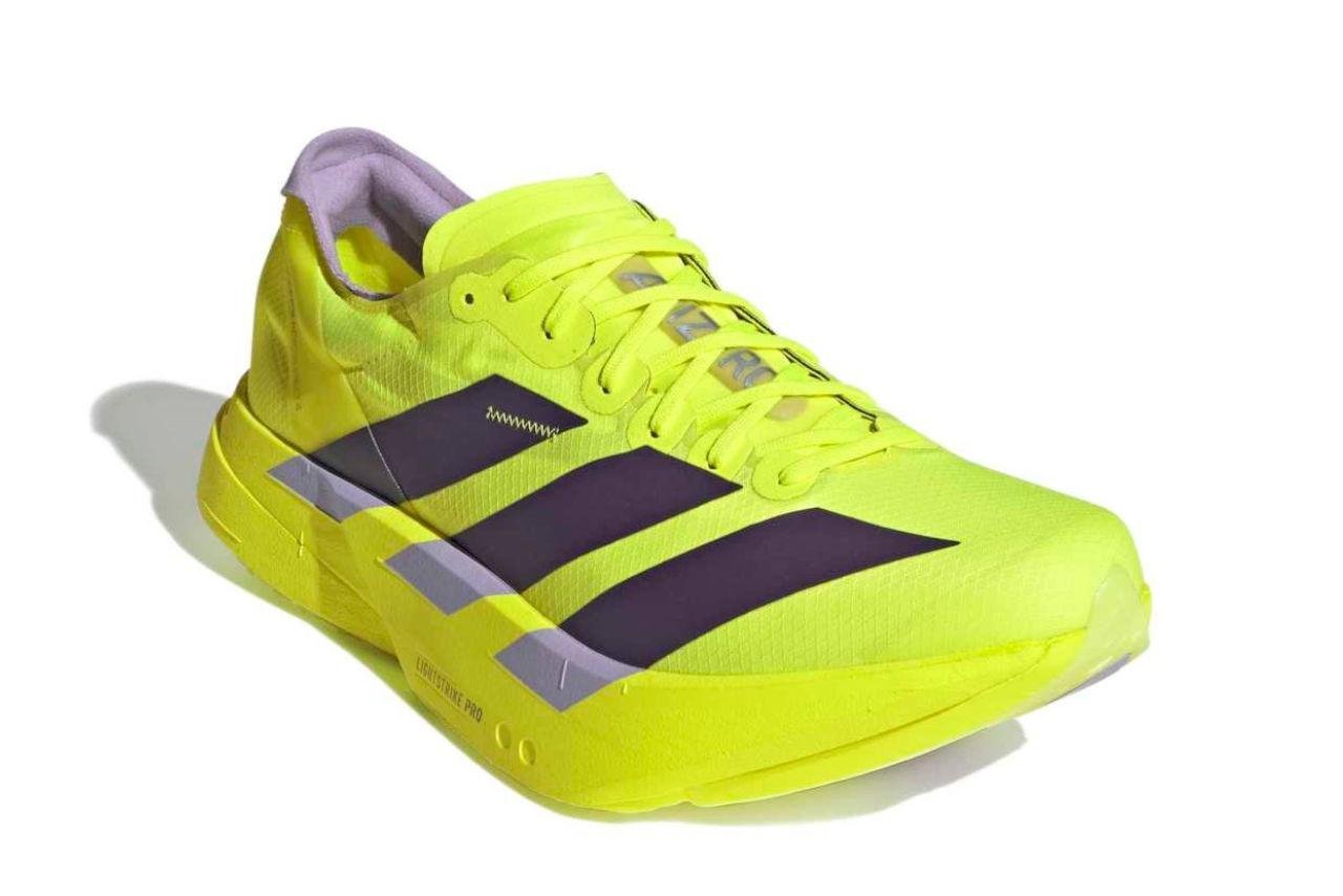 adidas Adizero Adios Pro 4 vista en tres cuartos