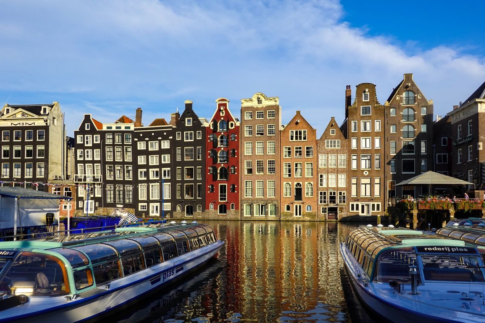 Historic canal houses in the city of the Amsterdam Marathon 2026