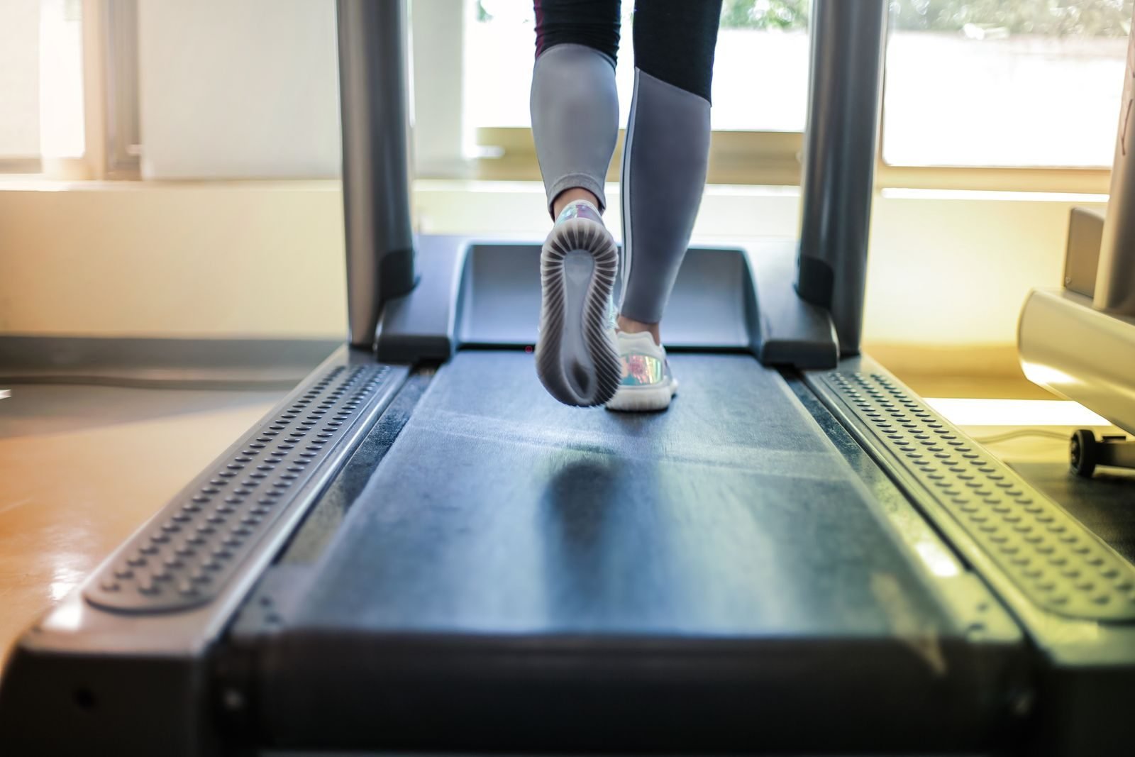 Persona corriendo en cinta, como en un análisis para elegir zapatillas de running según tu pisada