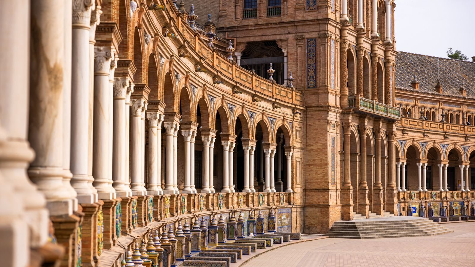 Arcos y arquitectura ornamental de la Plaza de España de Sevilla