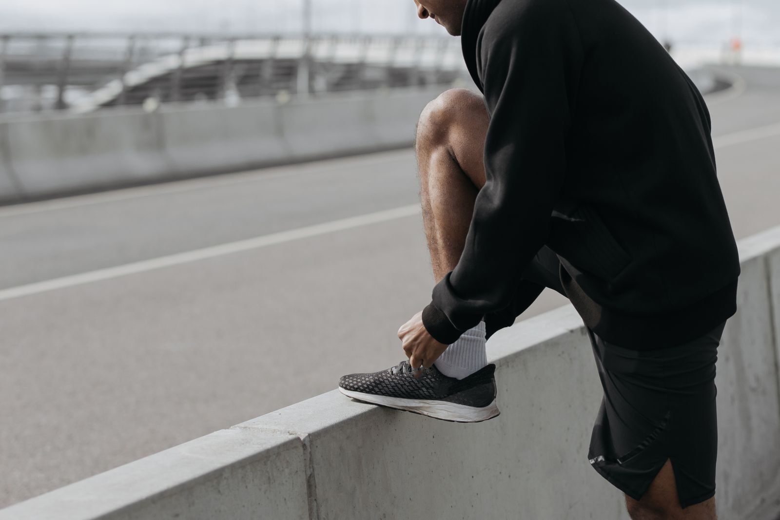 Man tying his shoes before a threshold training session