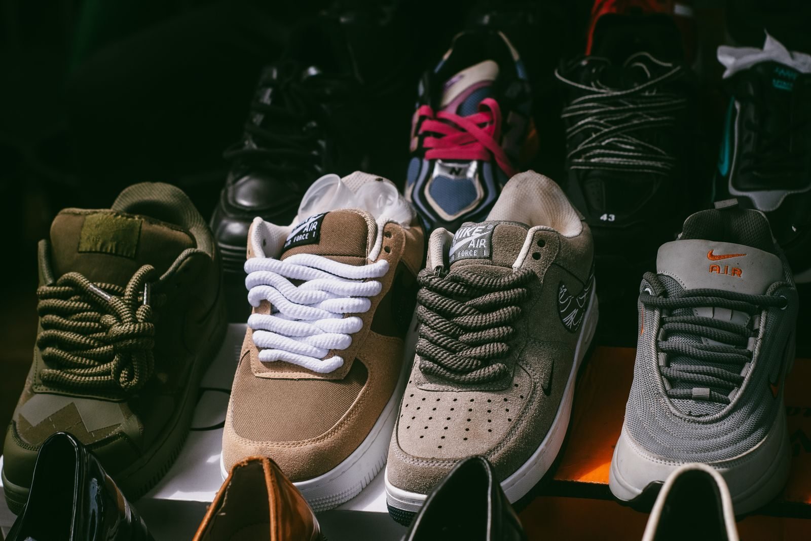 Several shoe models together to choose the best running shoes