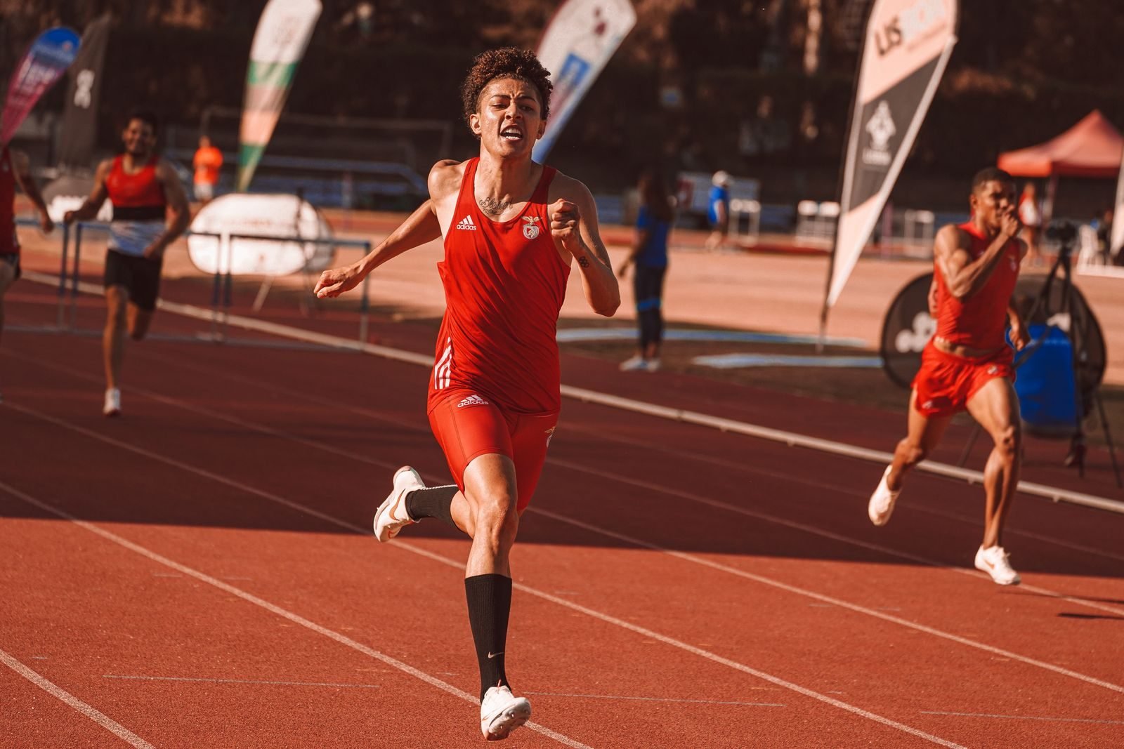 Athlete sprinting to the finish on a track, the kind of effort where sodium bicarbonate for runners helps