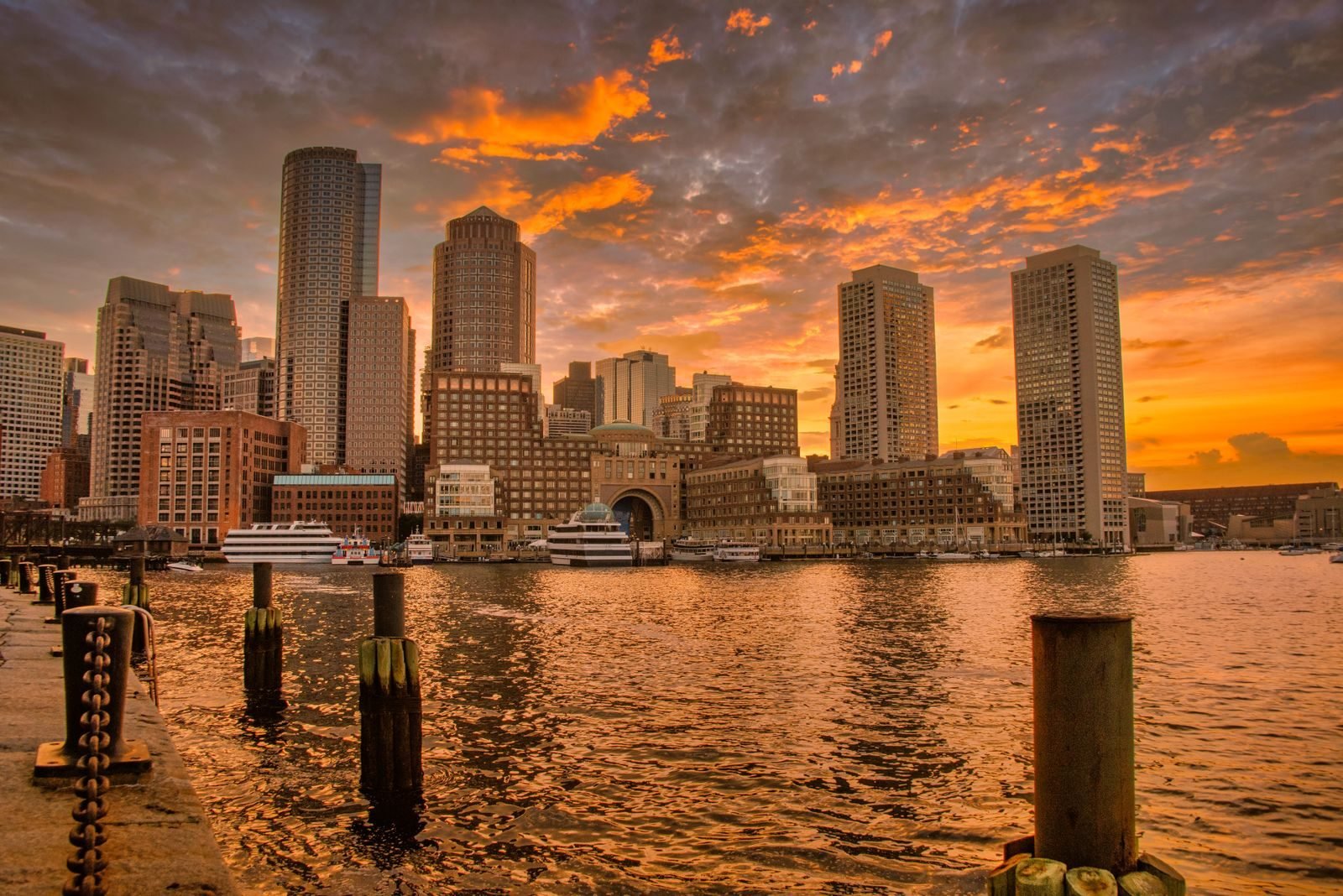 Atardecer sobre el puerto de Boston, destino del Maratón de Boston