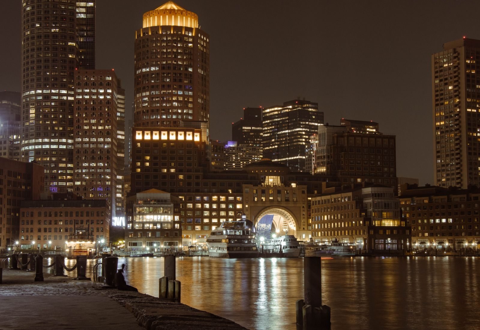Puerto y rascacielos de Boston iluminados de noche
