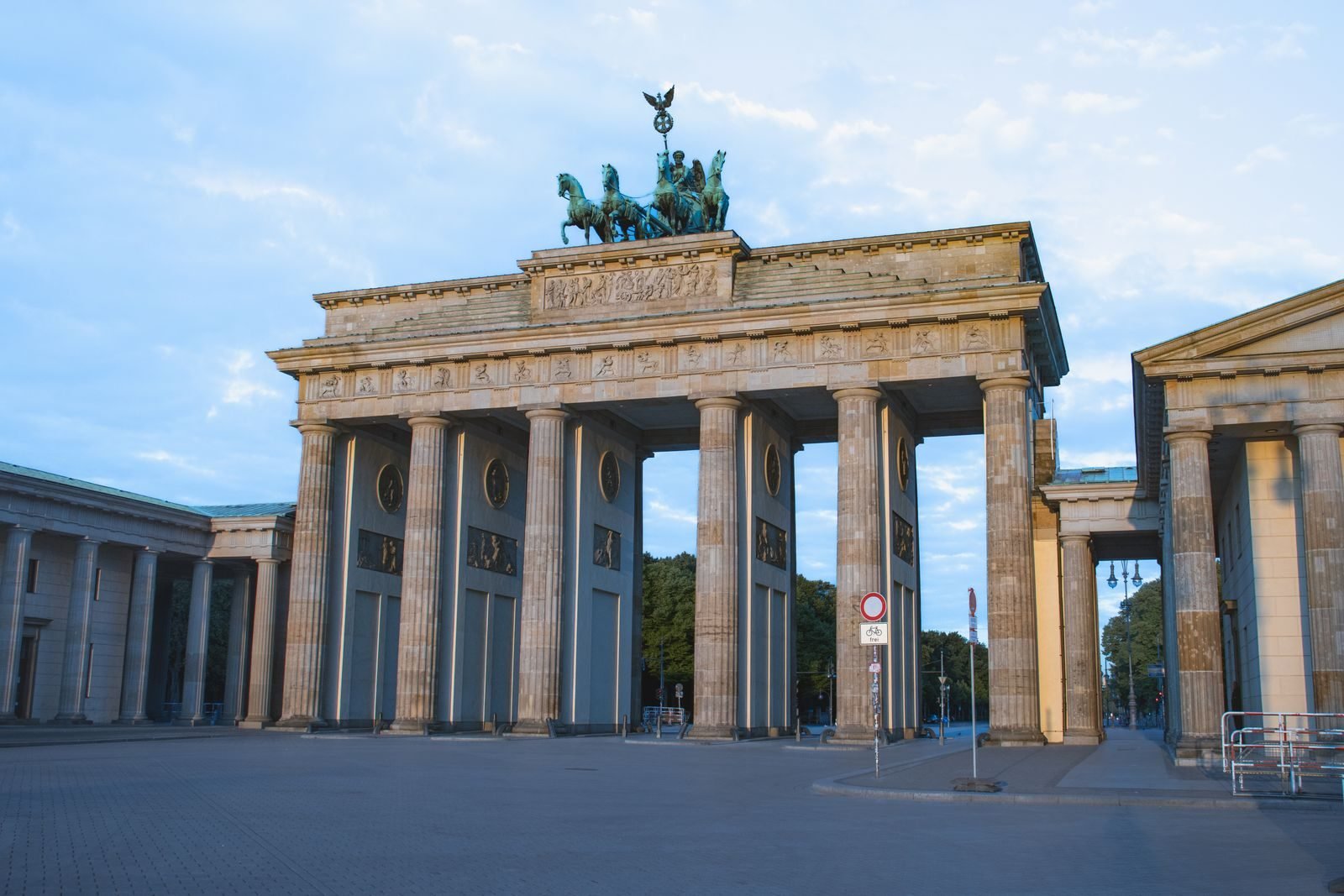 Brandenburg Gate under a blue sky, a symbol of the Berlin Marathon