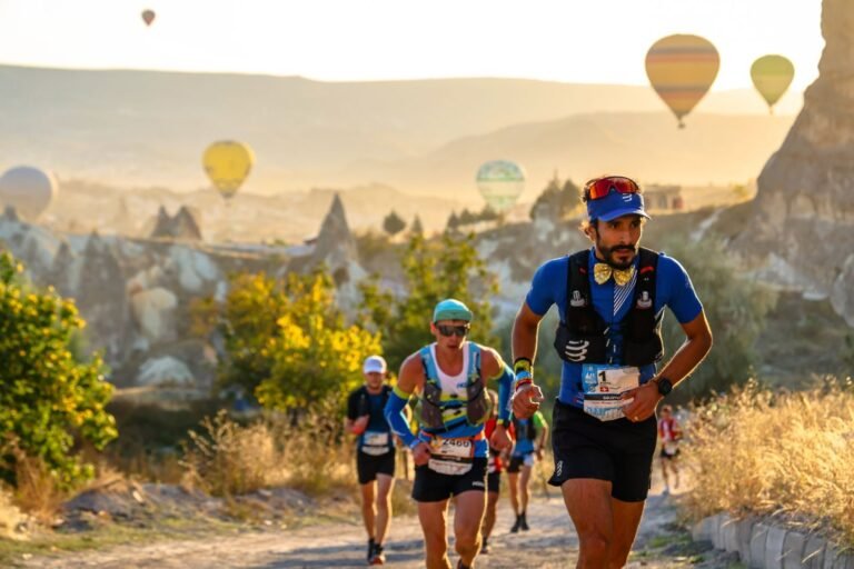 Grupo de corredores de trail con dorsal por un camino de montaña, imagen ilustrativa de la Burriac Xtrem 2026