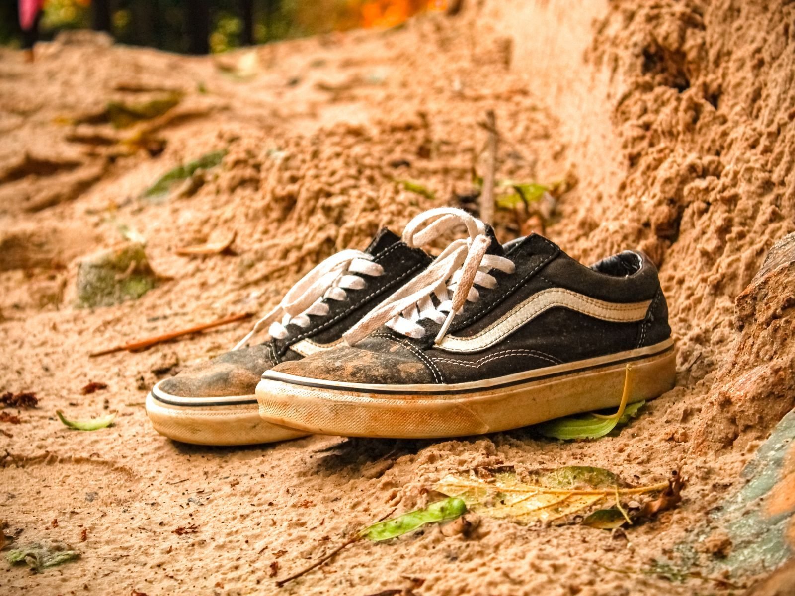 Zapatillas gastadas sobre arena, una señal de cada cuánto cambiar las zapatillas de running