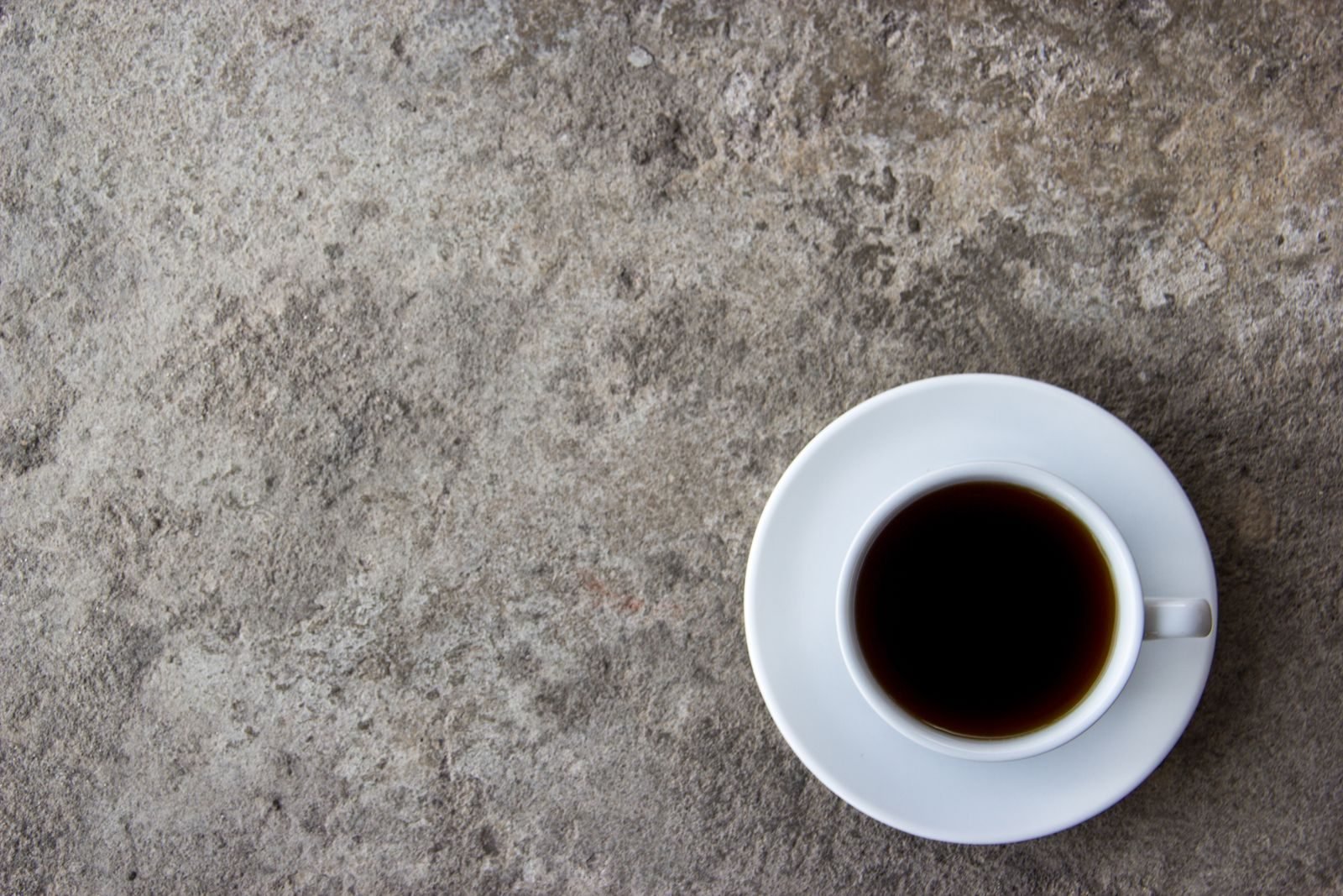 Taza de café solo vista desde arriba, la fuente más habitual en la combinación de cafeína y bicarbonato