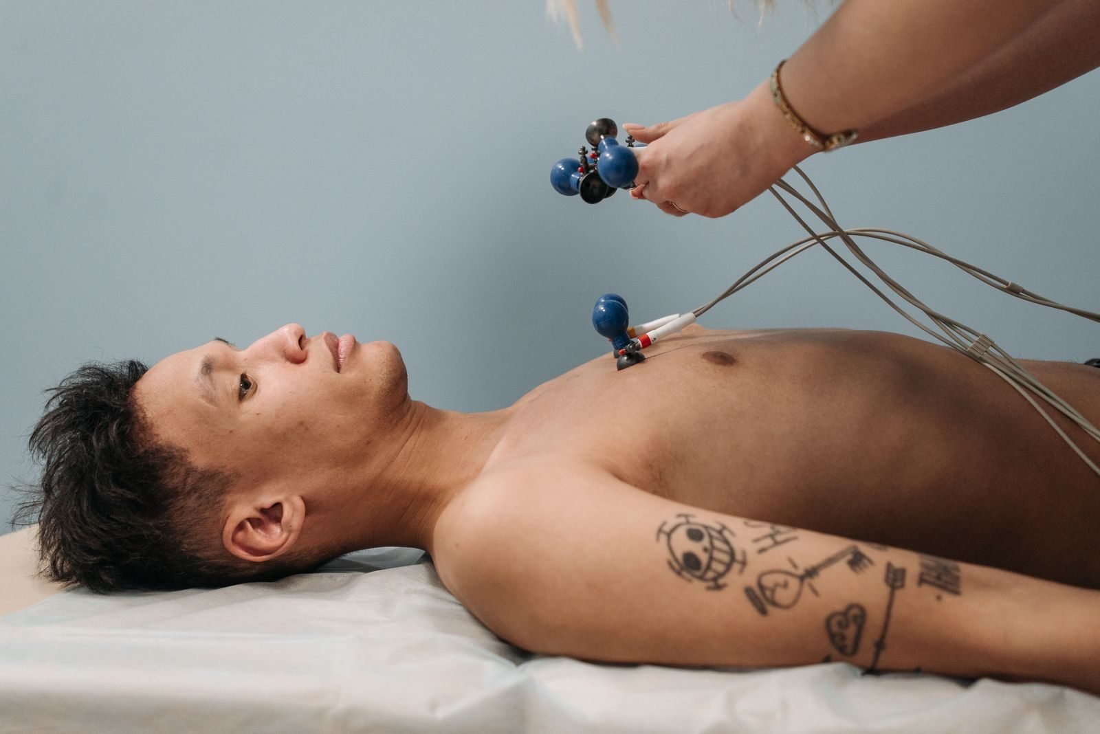 Hombre en una prueba médica con electrodos, la alternativa de laboratorio a la calculadora de VO2max