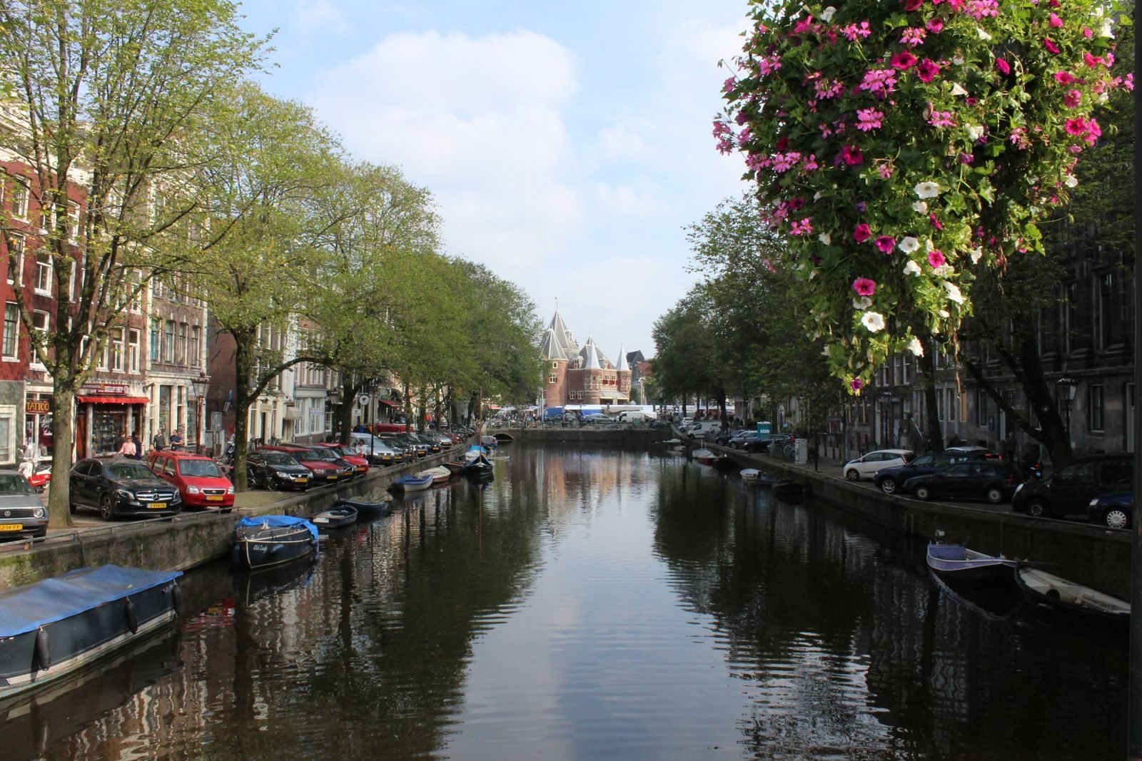 Canal de Ámsterdam con flores y fachadas tradicionales, recorrido del Maratón de Ámsterdam 2026