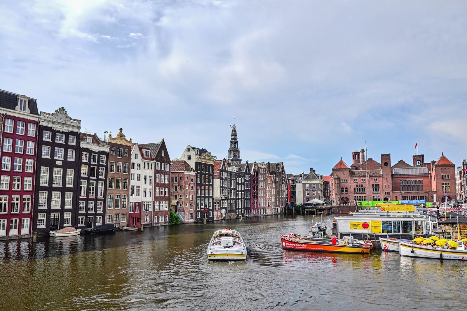 Canal de Ámsterdam con barcos y edificios históricos