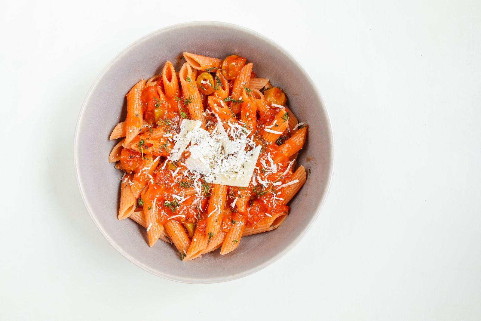 Plate of penne with tomato sauce, a good choice of what to eat before a race over a long distance