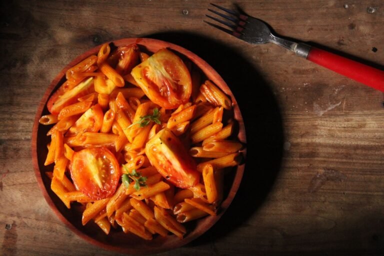 Plato de macarrones con tomate para la carga de hidratos antes de una carrera