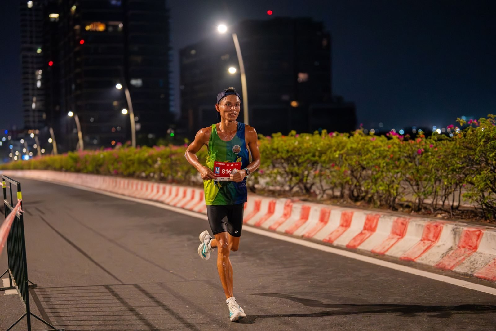 Corredor compitiendo en una carrera nocturna por la ciudad