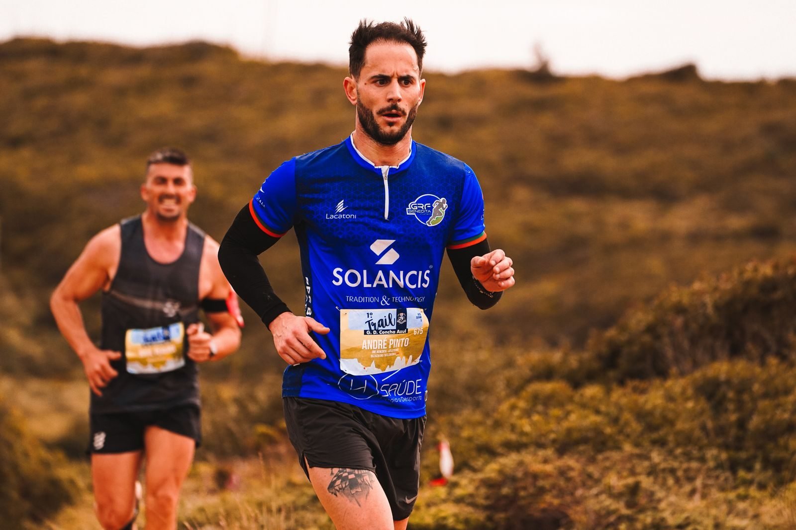 Dos hombres corriendo una carrera de trail, como en tu primera carrera de trail