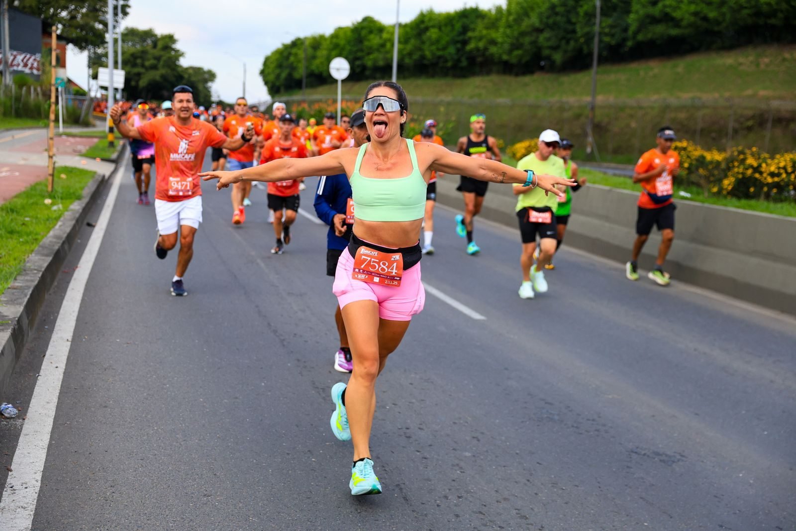 Grupo de corredores disfrutando de una carrera popular