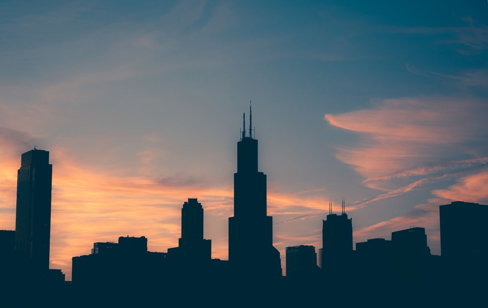 Silueta de los rascacielos de Chicago al atardecer