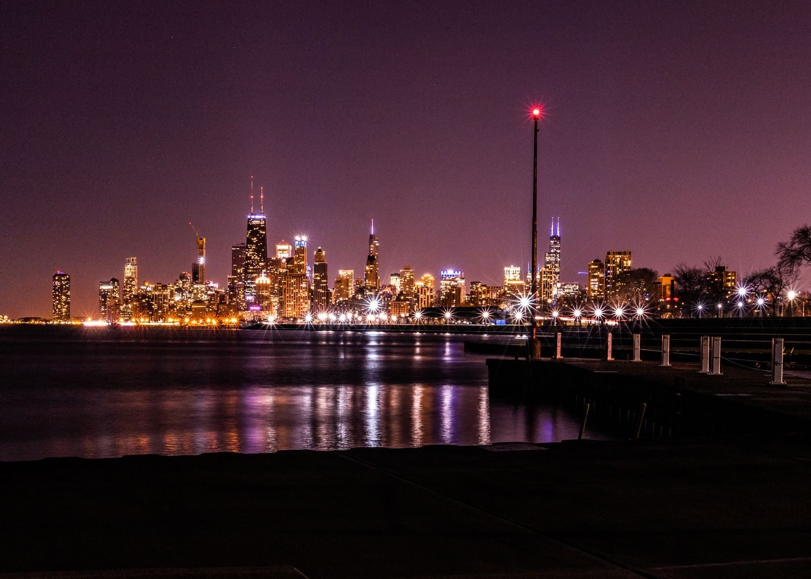 Skyline de Chicago iluminado de noche, ciudad del Maratón de Chicago