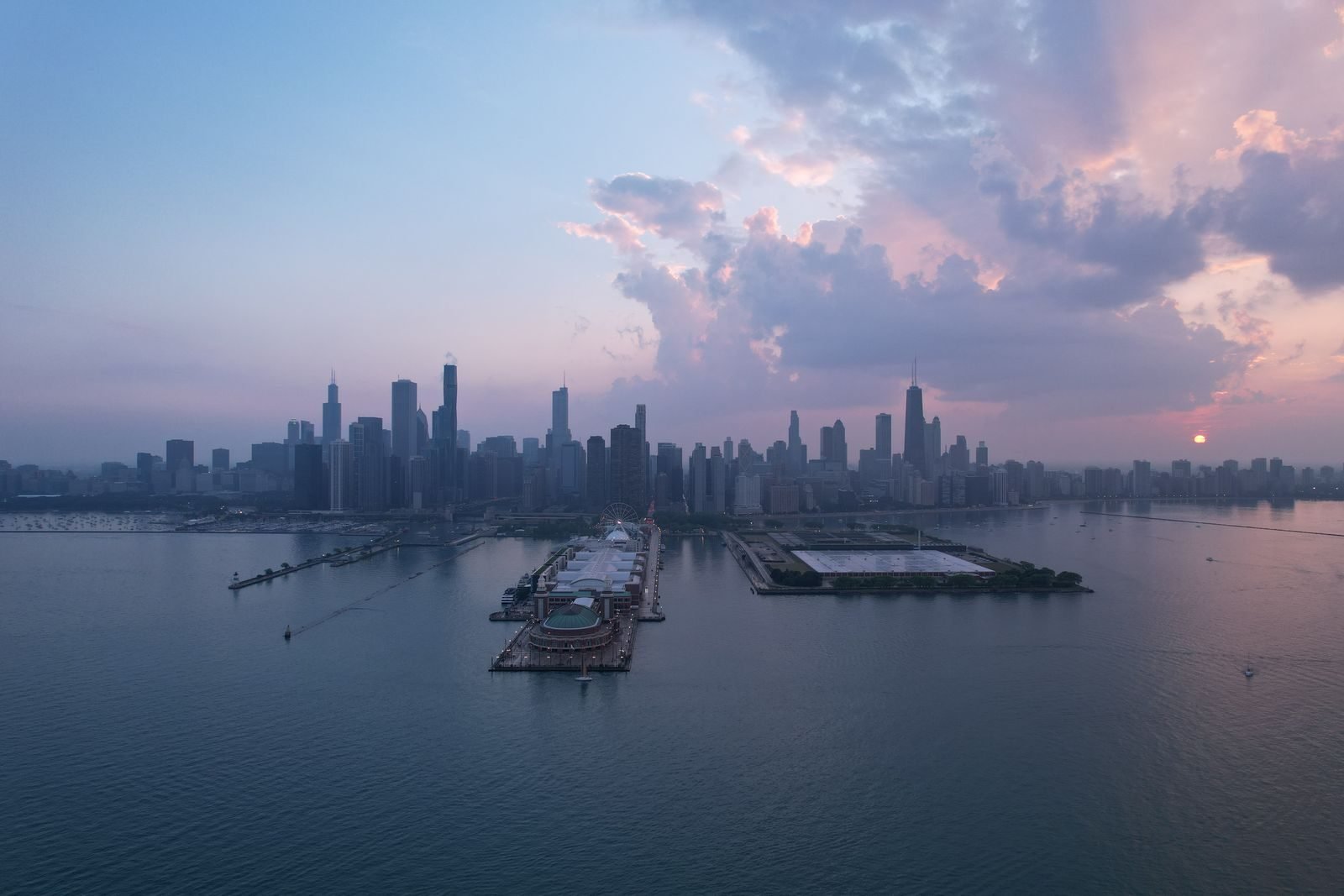 Vista aérea de Chicago al atardecer con el Navy Pier