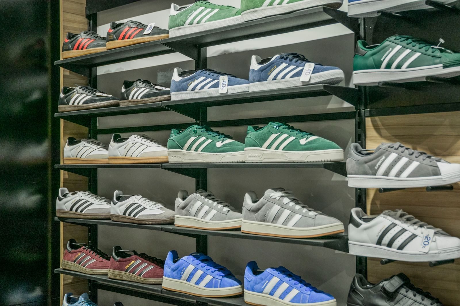 Estantería de una tienda con zapatillas, donde aparecen muchos chollos running