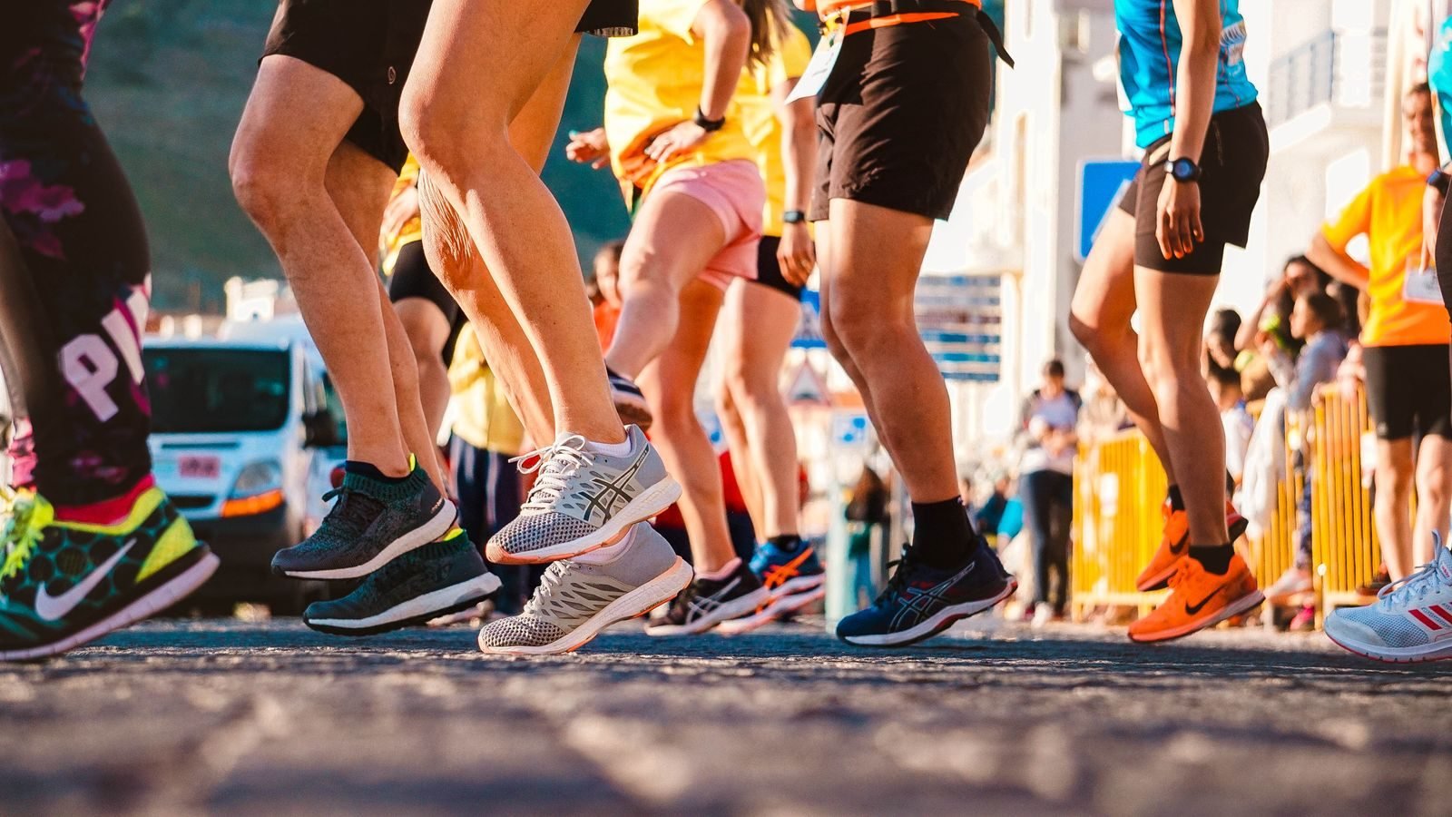 Group of runners in a city marathon, with everything to bring to a race