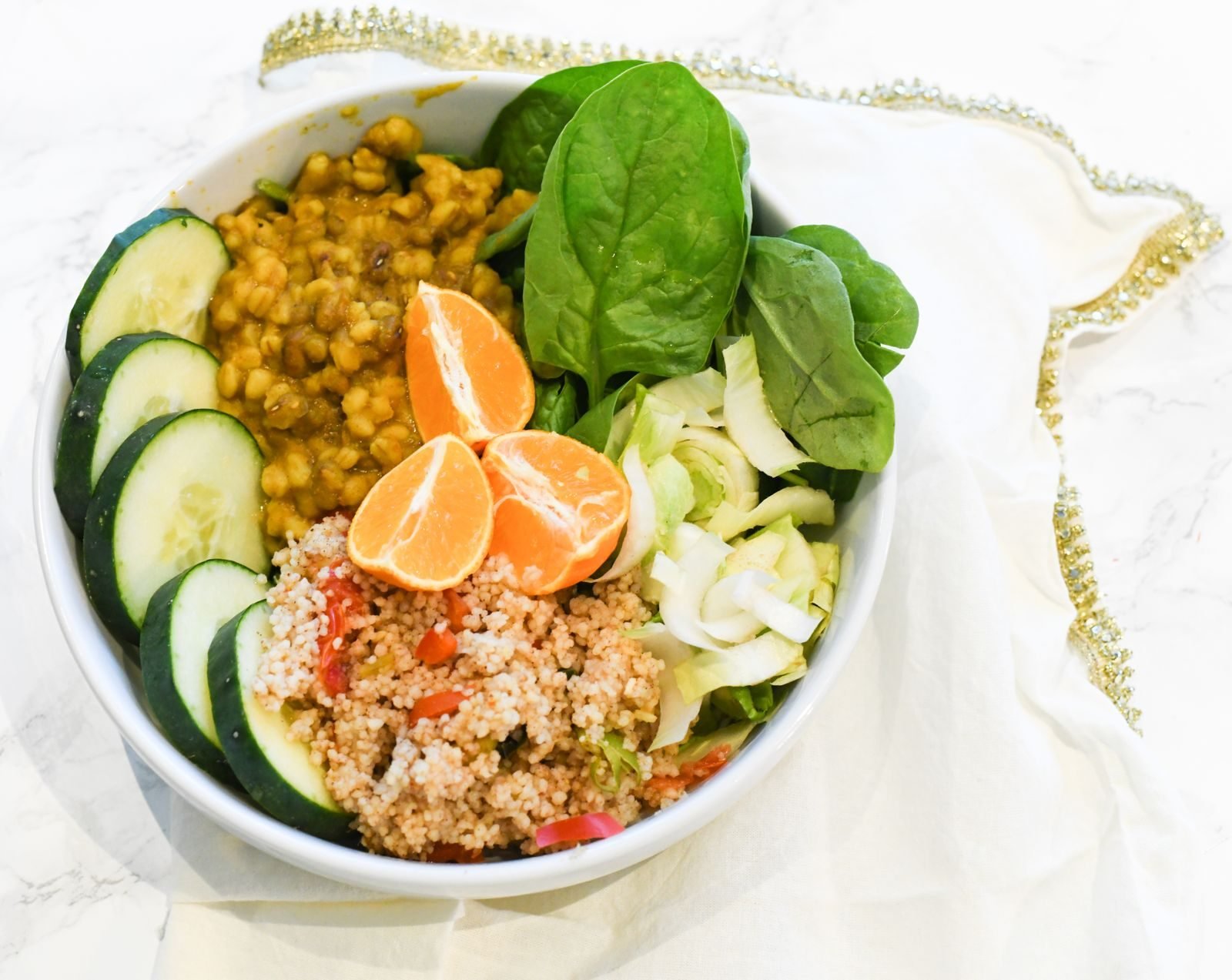 Bol con verduras, cereales y legumbres, una comida equilibrada para correr para perder peso