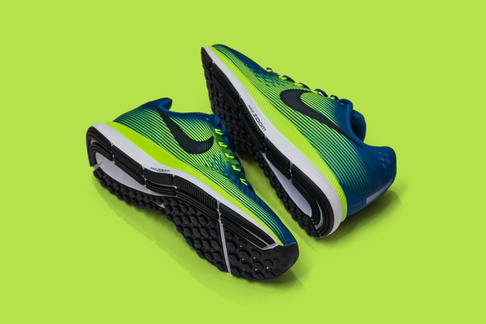 Dos pares de zapatillas vistas desde arriba, listas para el comparador de zapatillas de running