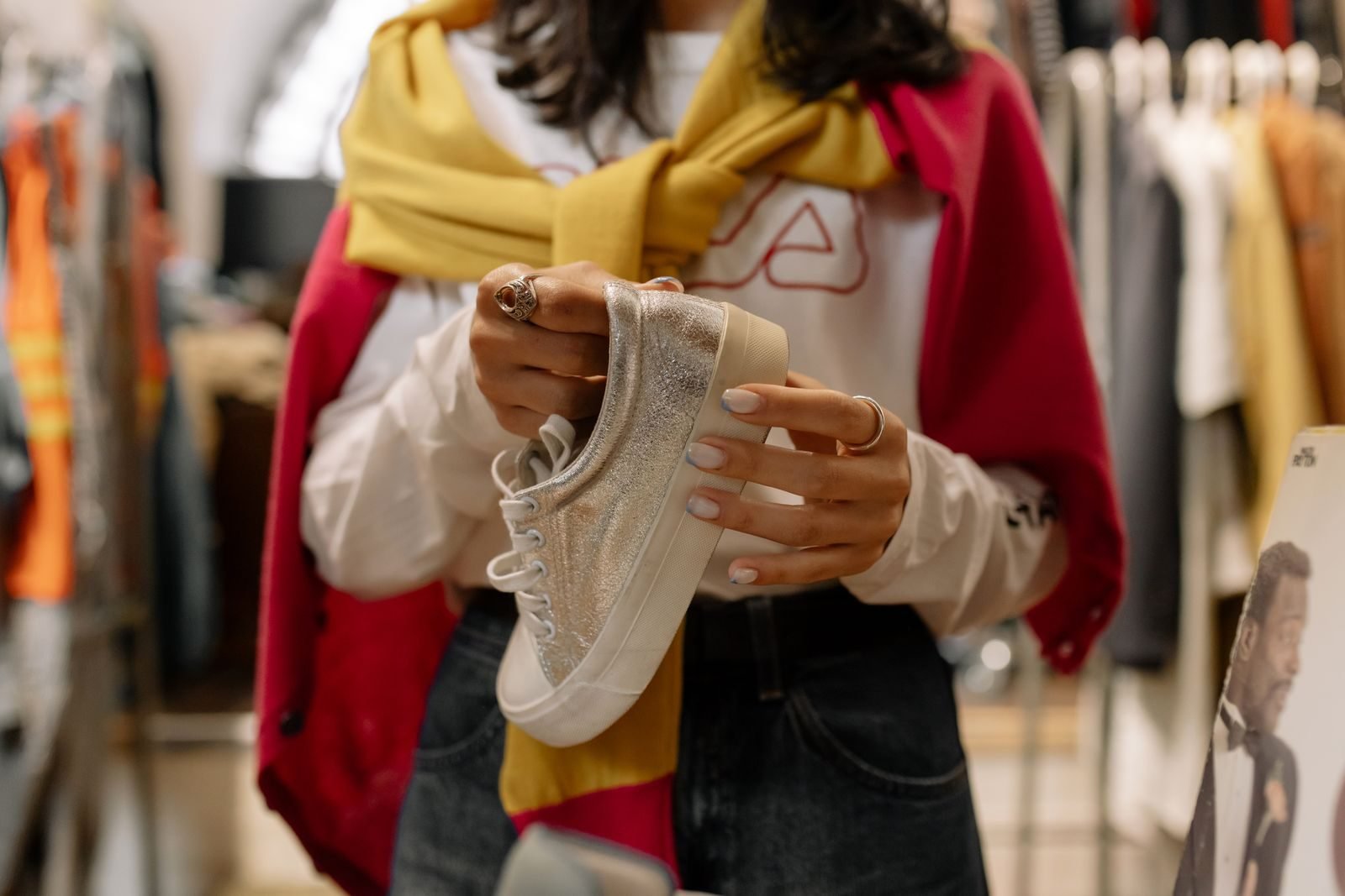 Mujer eligiendo unas zapatillas en una tienda