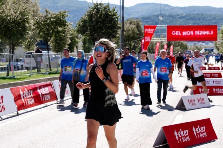 Corredora saludando en la salida de una carrera popular, imagen ilustrativa de la Correblau 2027