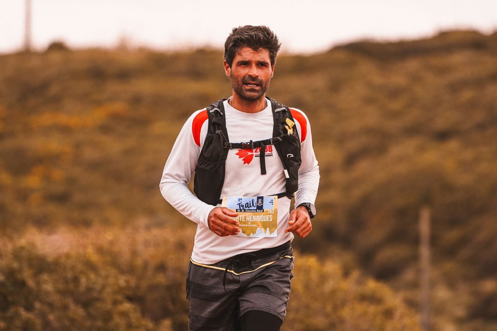 Corredor de montaña con chaleco de hidratación, regalos para trail runners