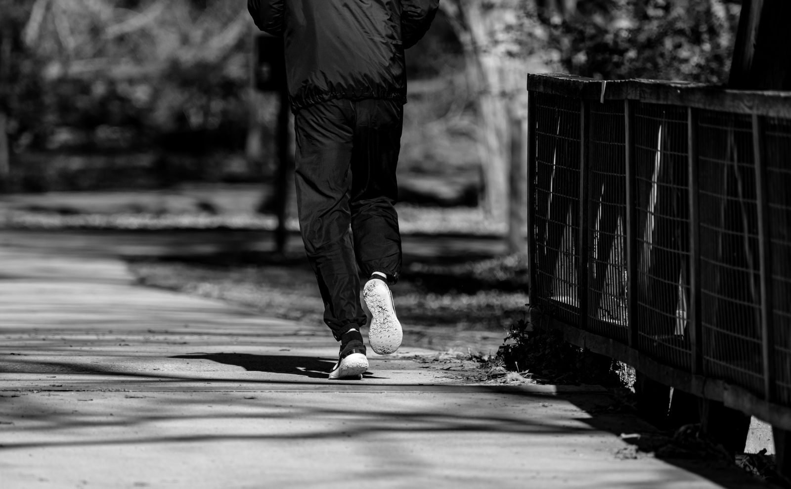 Corredor de espaldas en un parque en blanco y negro