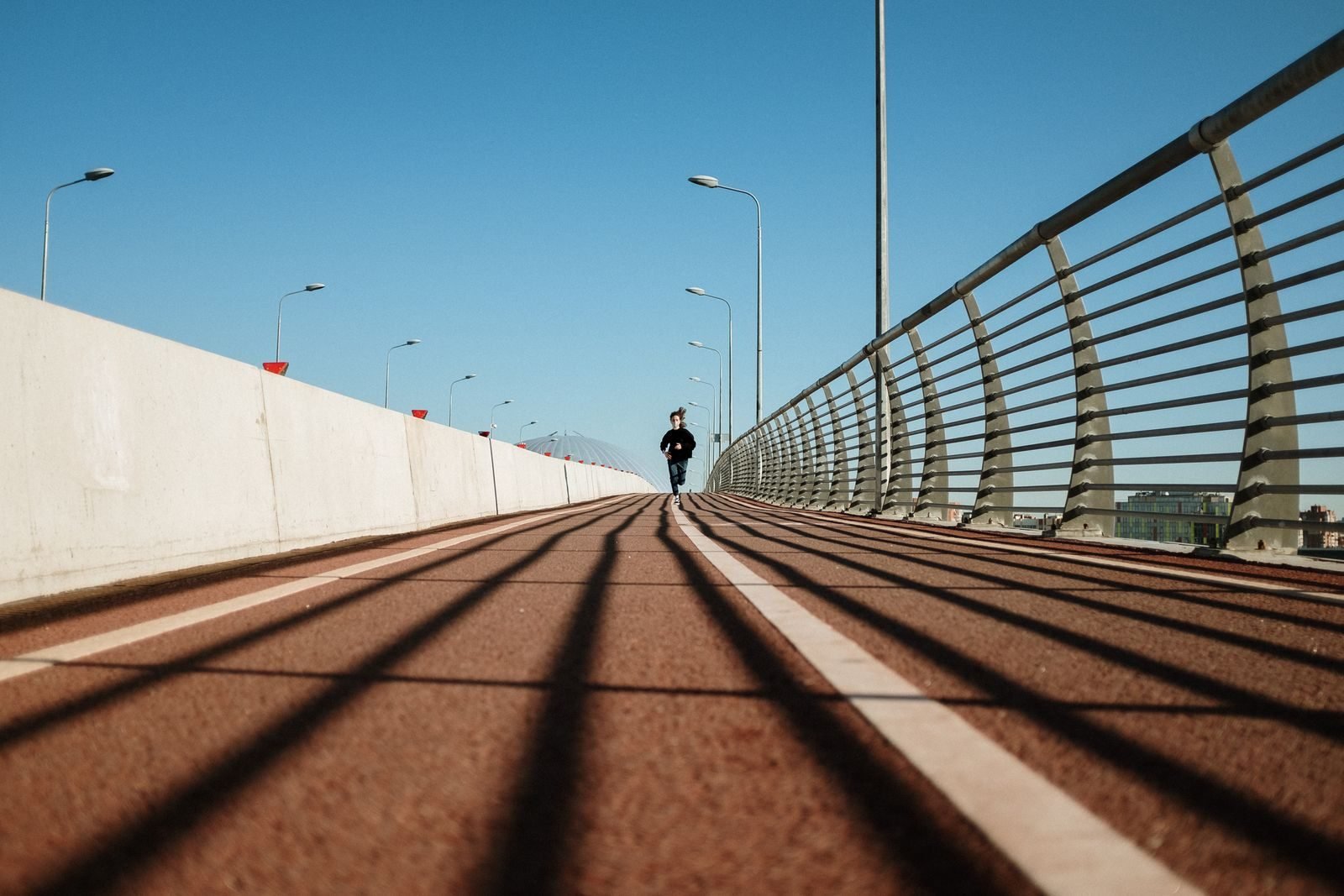 Corredor solitario sobre un puente de la ciudad