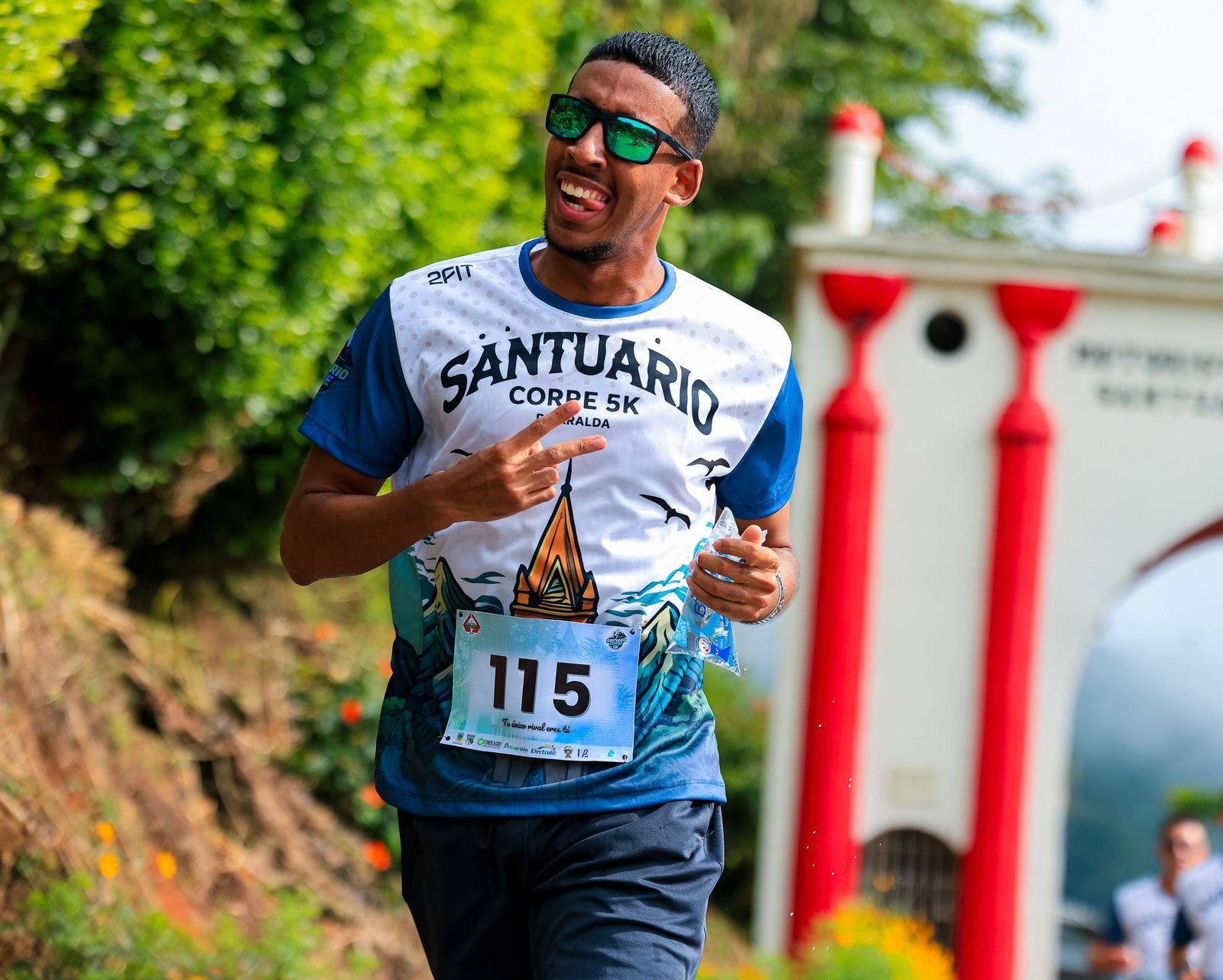 Corredor disfrutando de una carrera de 5K, la meta de un plan de entrenamiento 5K