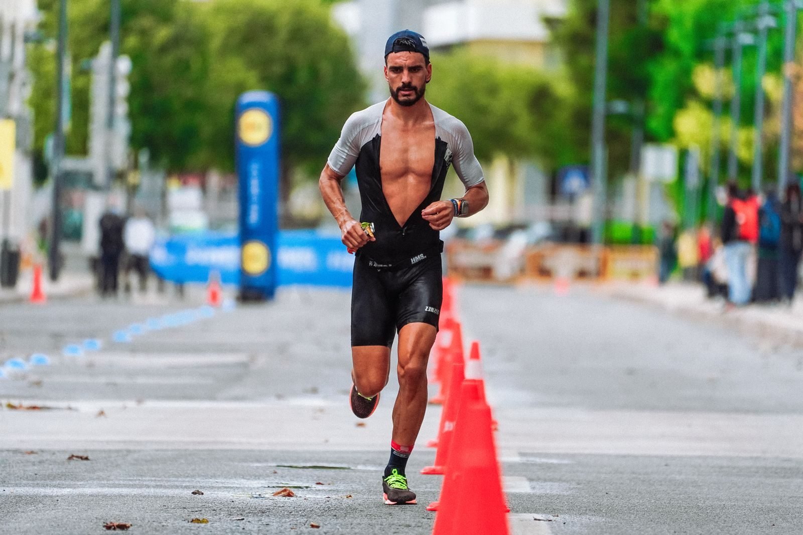 Corredor concentrado en un maratón urbano como la Marató de Barcelona
