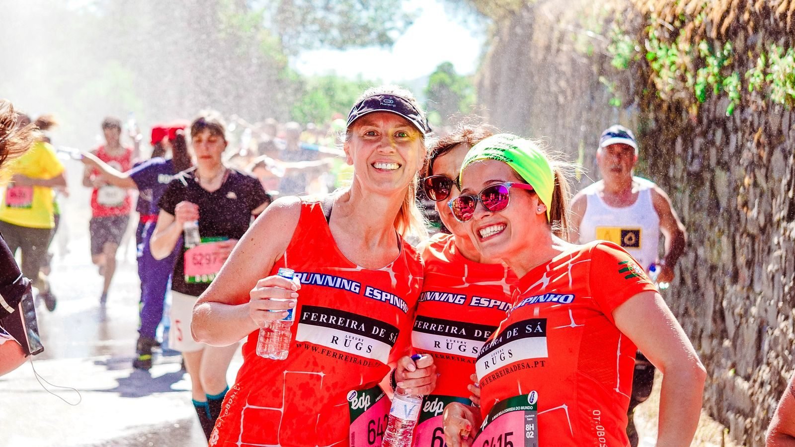 Dos corredoras sonrientes durante un maratón popular