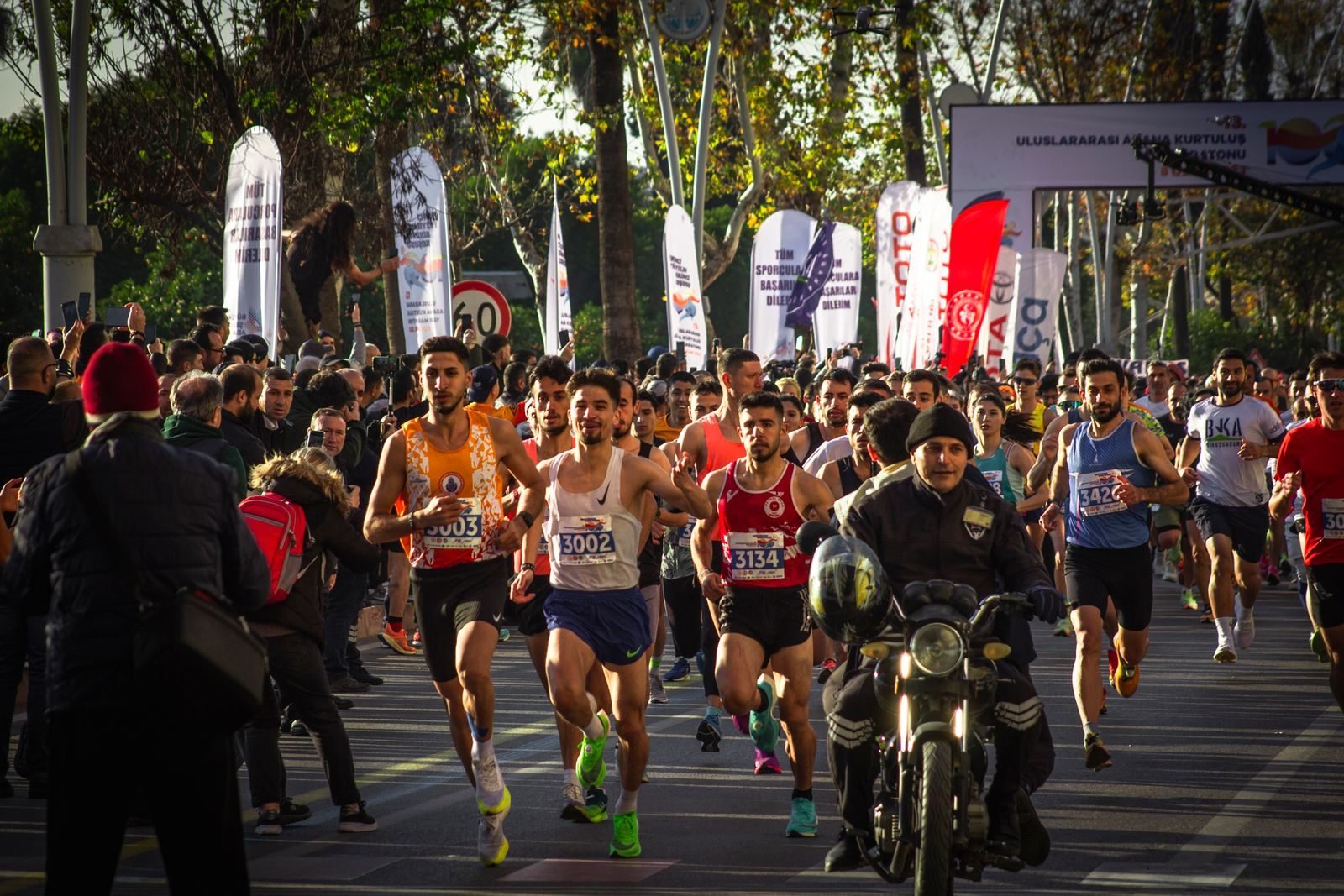 Atletas corriendo un maratón por las calles de una ciudad