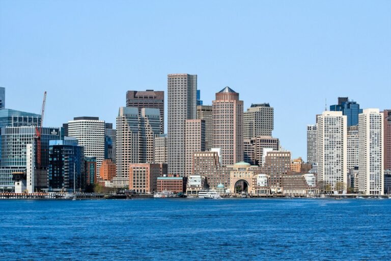 Vista panorámica de Boston, ciudad del maratón cuyo corte de Boston fija quién entra