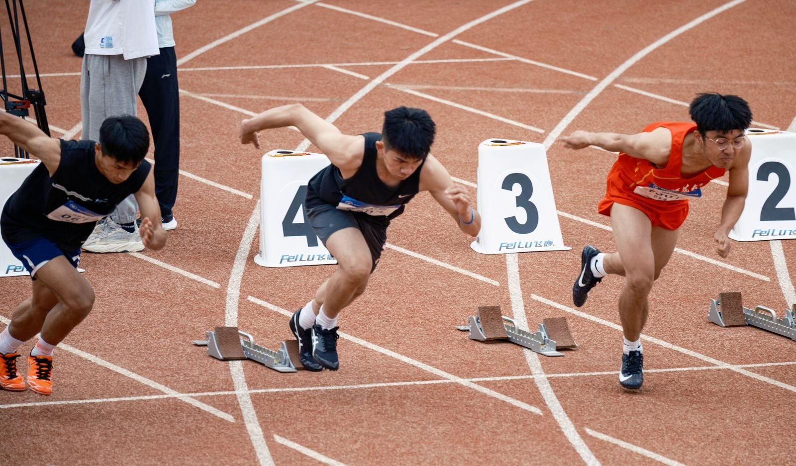 Sprinters leaving the blocks, the kind of effort where creatine for runners helps most