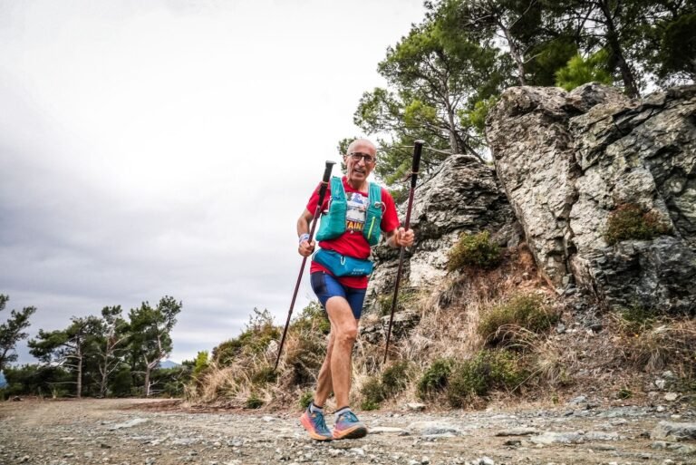 Corredor de trail con bastones por un camino de montaña rocoso, imagen ilustrativa de la Cursa Camí de Sirga 2026
