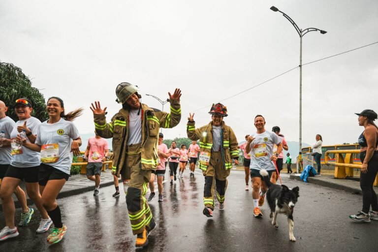 Participantes, entre ellos bomberos, corriendo en una carrera popular como la Cursa de Bombers