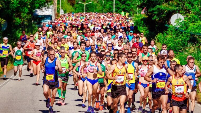 Mass start of a popular road race, illustrative photo for Cursa de Bombers Barcelona 2026