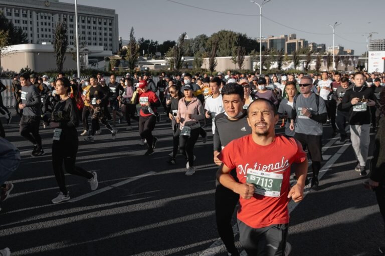 Participantes al inicio de una carrera urbana, imagen ilustrativa de la Cursa de Cap d’Any Sabadell 2026
