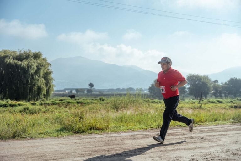 Corredor de trail con camiseta roja por un camino rural, imagen ilustrativa de la Cursa de la Ratafia 2026