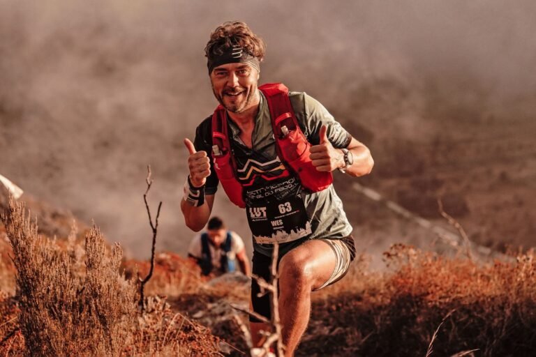 Trail runner with a hydration vest climbing a mountain, illustrative photo for Cursa de lAlba 2026