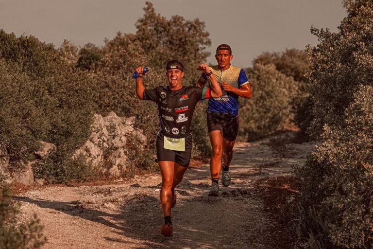 Dos corredores de trail con dorsal por un camino de tierra, imagen ilustrativa de la Cursa Serralats 2026