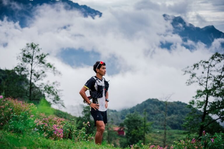Trail runner in the mountains with clouds, illustrative photo for Cursa de Nadal Colldejou 2026
