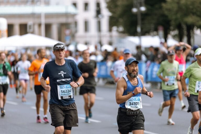 Runners with race bibs on an avenue, illustrative photo for Cursa de Sant Antoni 2027